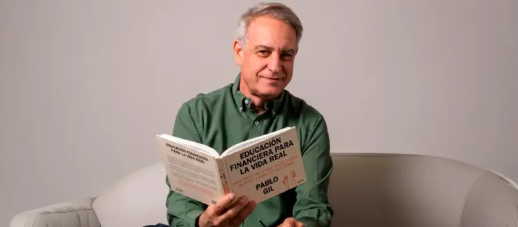 Pablo Gil con su libro Educación Financiera para la Vida Real base del curso de finanzas personales